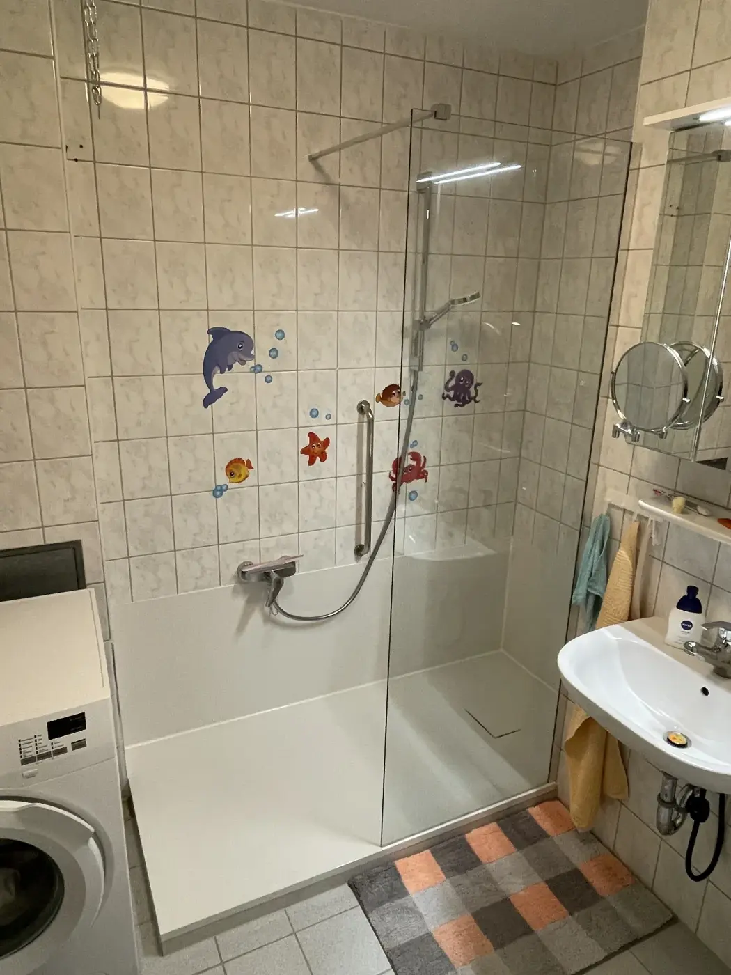 Barrierefreie Dusche mit Haltegriffen und Glaswand – Beispiel aus einem Better Life Bad-Projekt