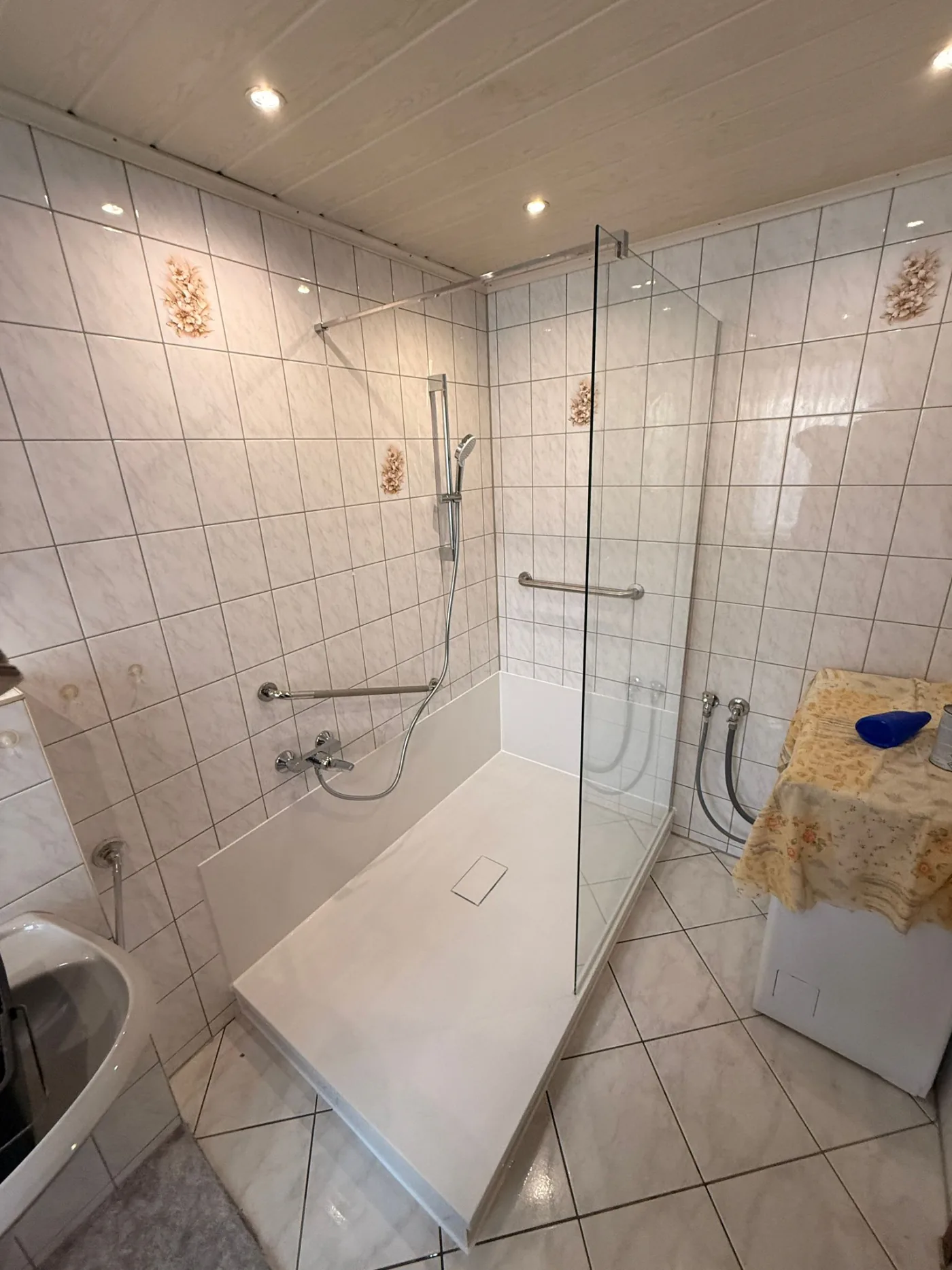 Helle barrierearme Dusche mit Glasabtrennung