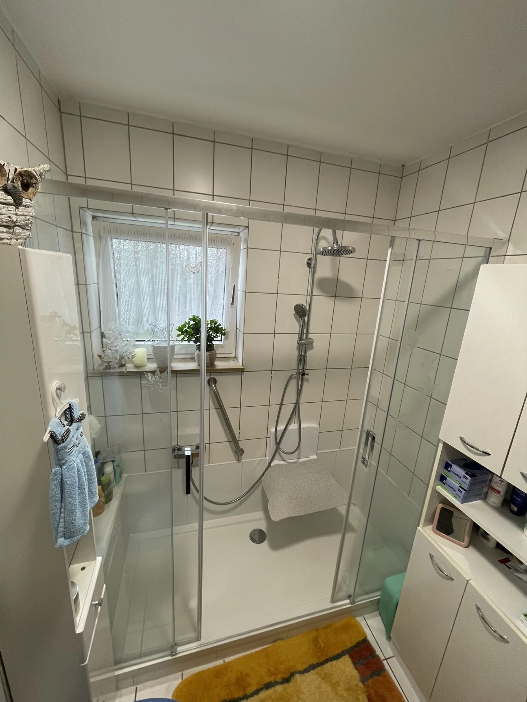 Moderne barrierefreie Walk-in-Dusche mit Regenkopfbrause – Badumbau von Better Life Bad