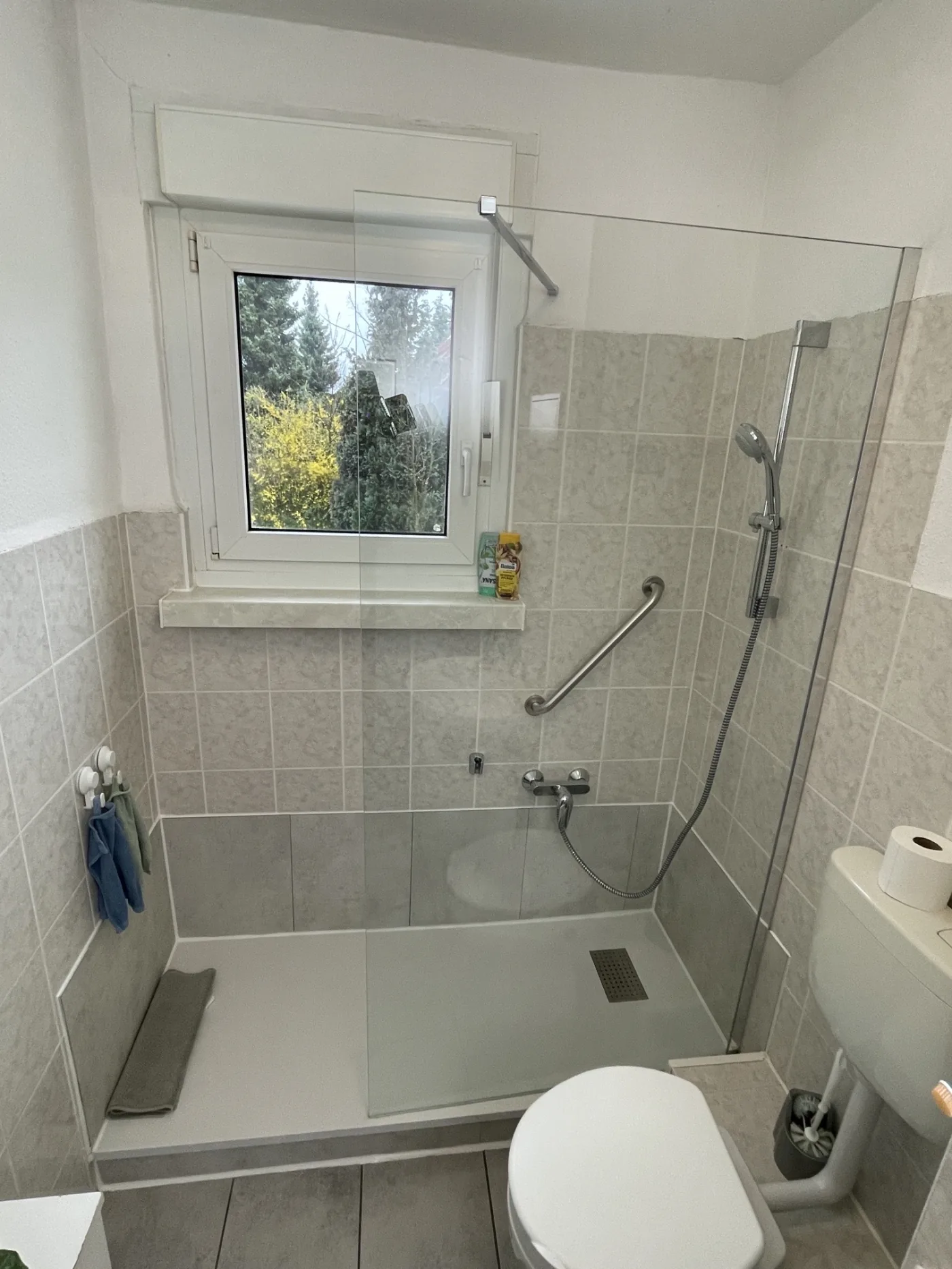 Helle moderne Dusche aus einem Better Life Bad-Projekt