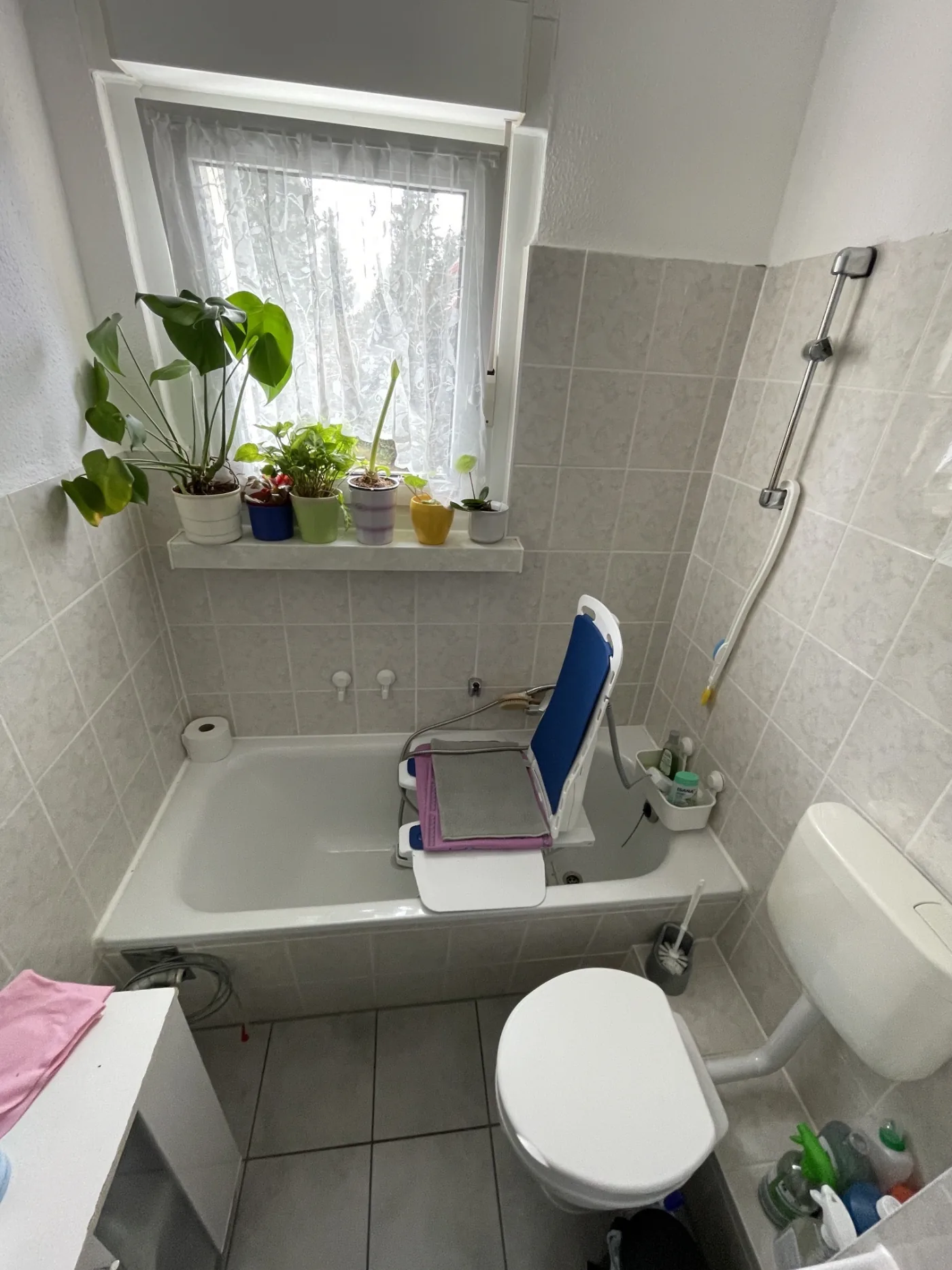 Alte Badewanne mit Lift vor dem Umbau
