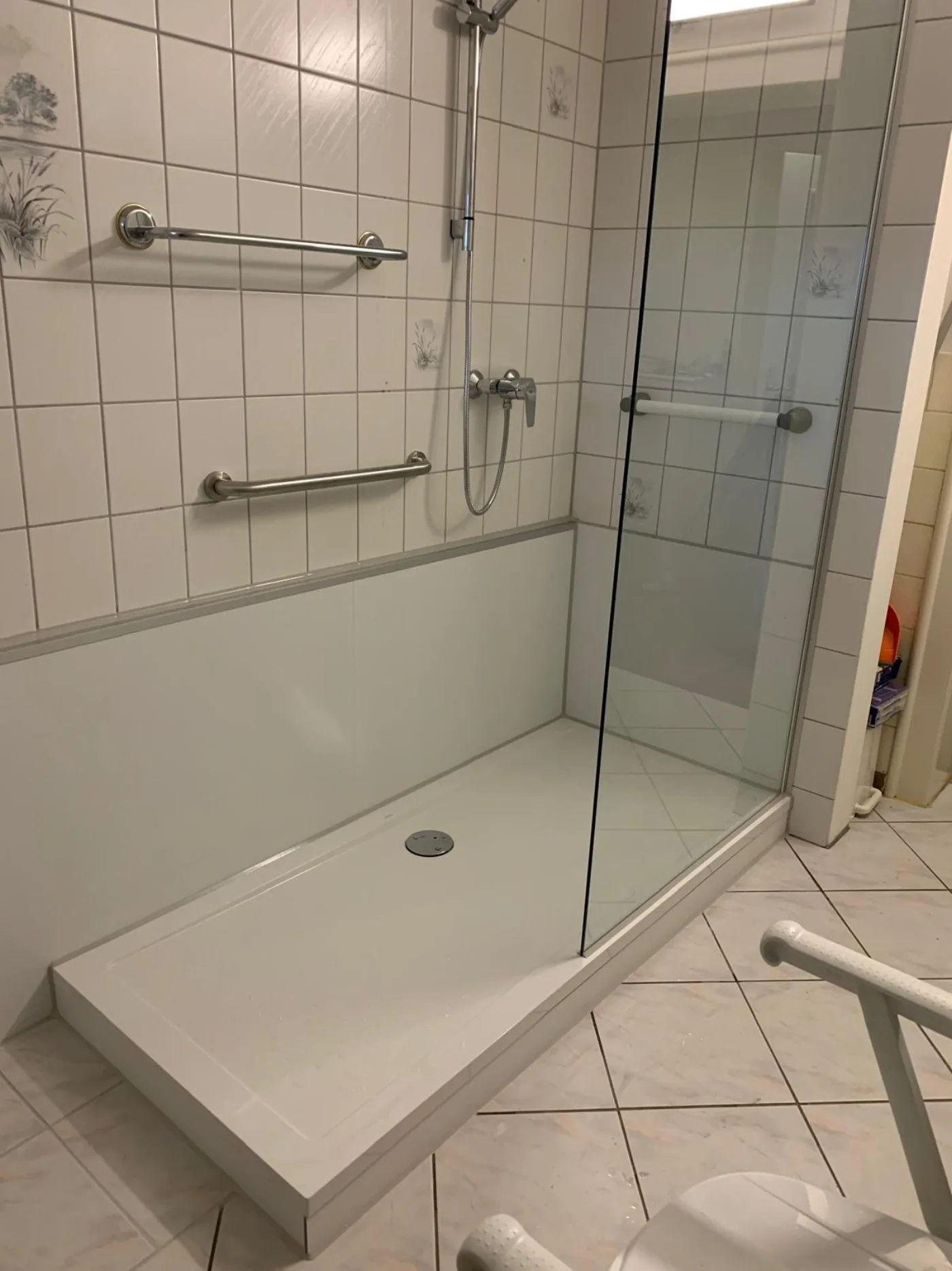 Barrierefreie Dusche mit Haltegriffen und Glaswand – Beispiel aus einem Better Life Bad-Projekt