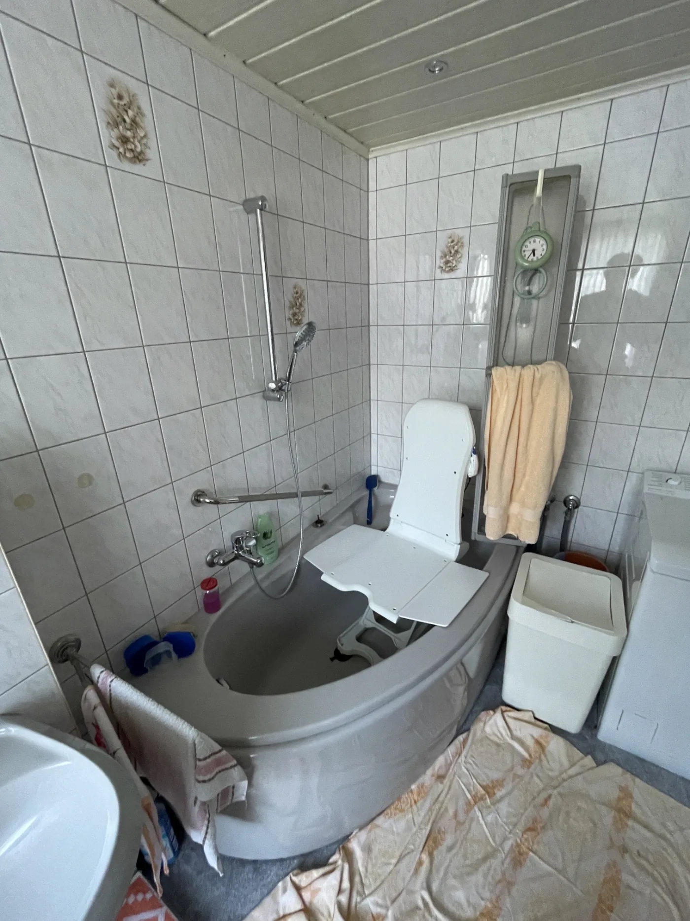 Bestandsbad mit alter Badewanne vor der Sanierung