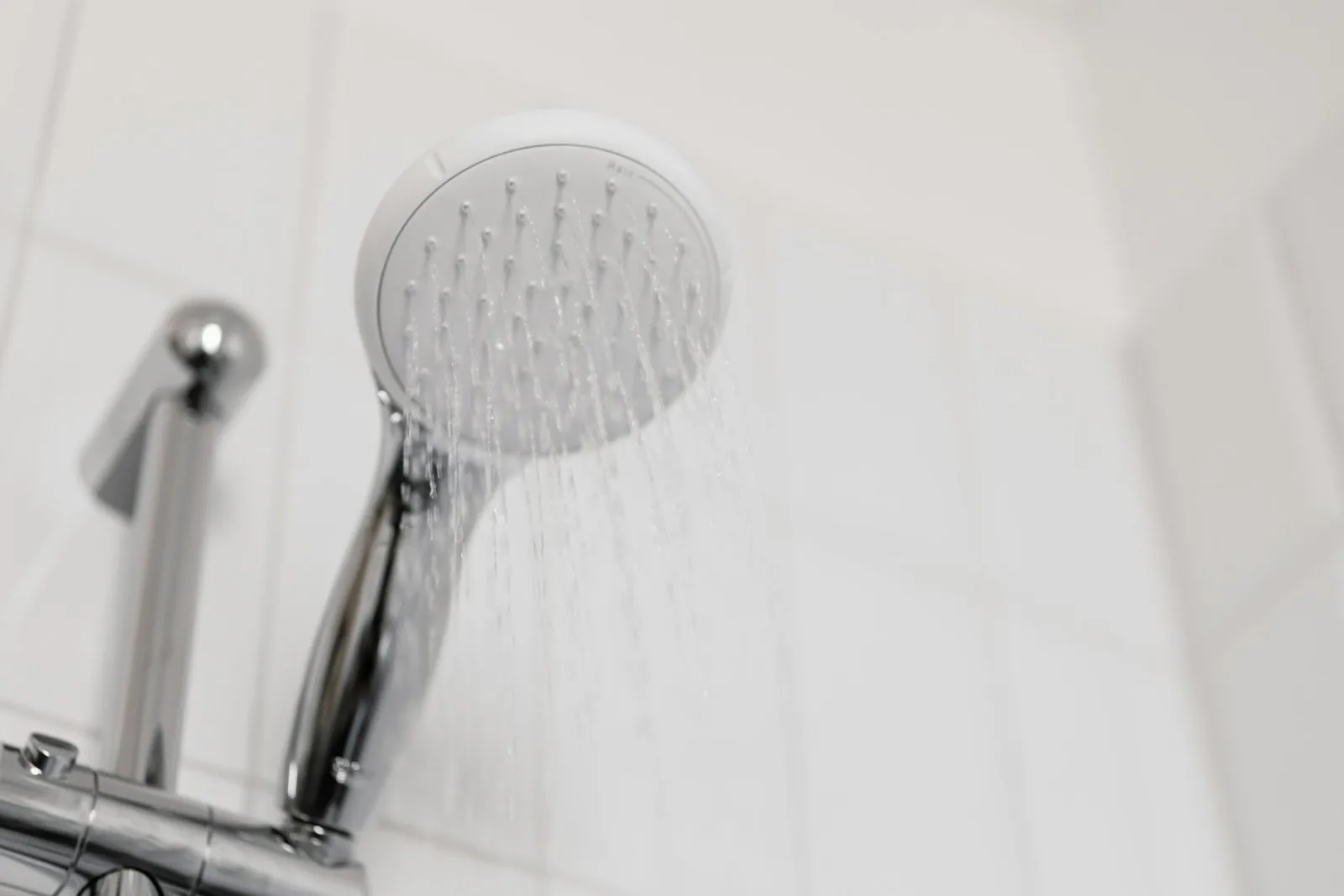 Fließendes Wasser aus einer modernen Handbrause